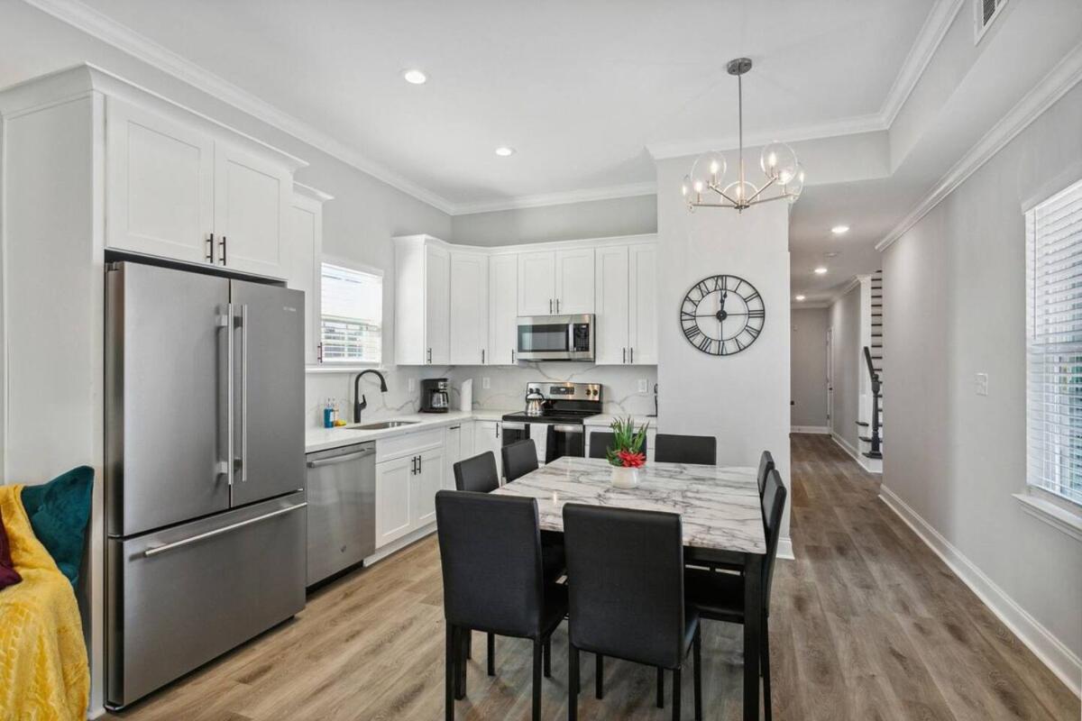 Holiday home Brand New 5br, Outdoor Seating, Parking *