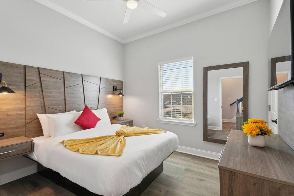 Brand New 5br, Outdoor Seating, Parking *