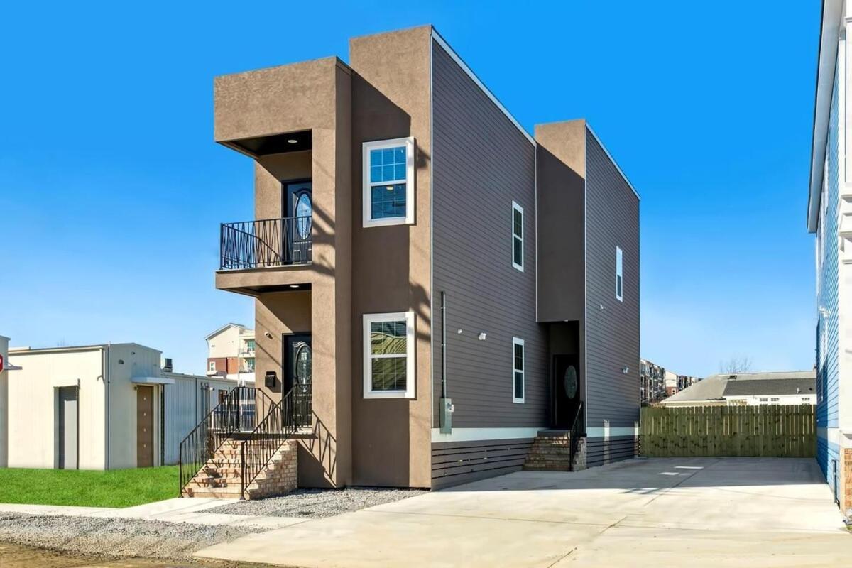Holiday home Brand New 5br, Outdoor Seating, Parking *